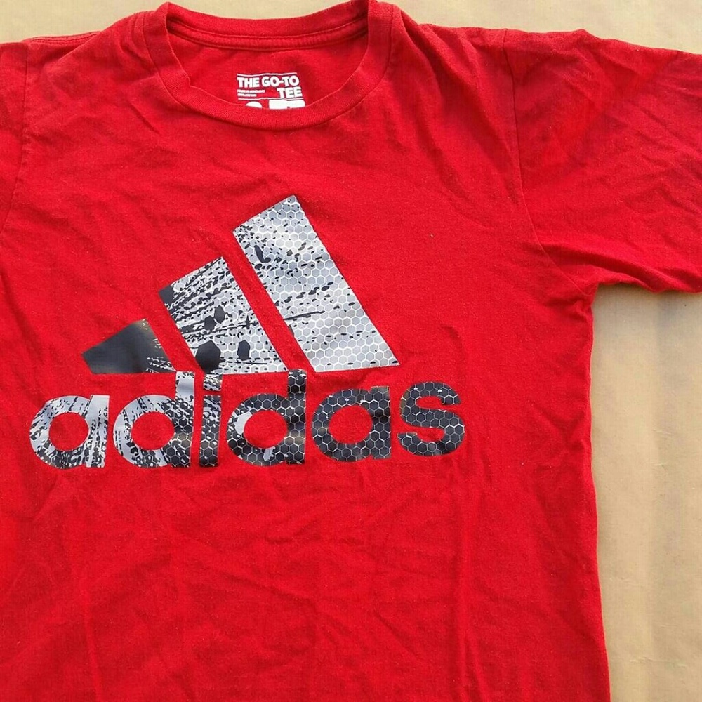 ADIDAS SPELLOUT AND LOGO TSHIRT TEE RED S